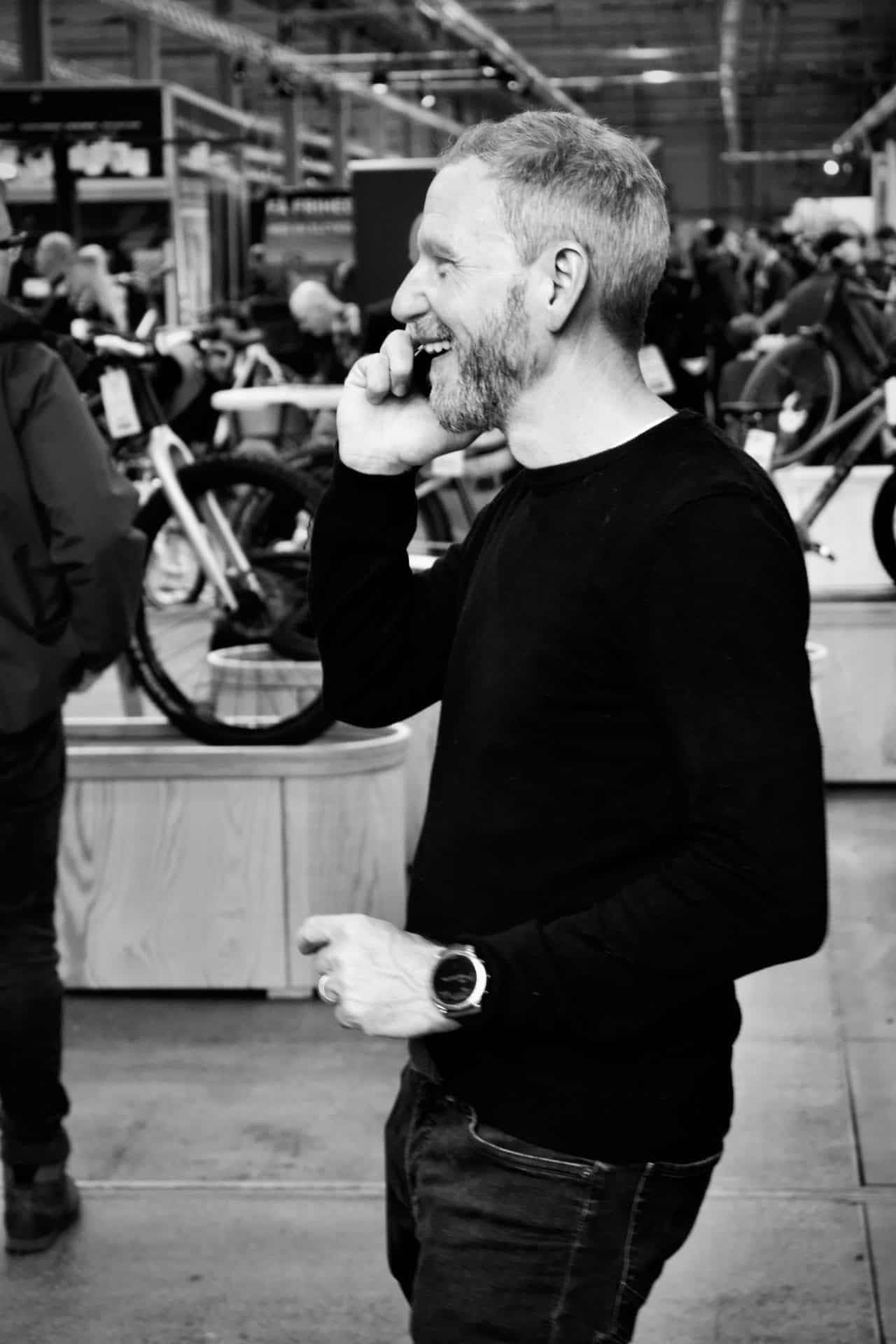 Christian Ritter i telefonen midt på Copenhagen Bike Show